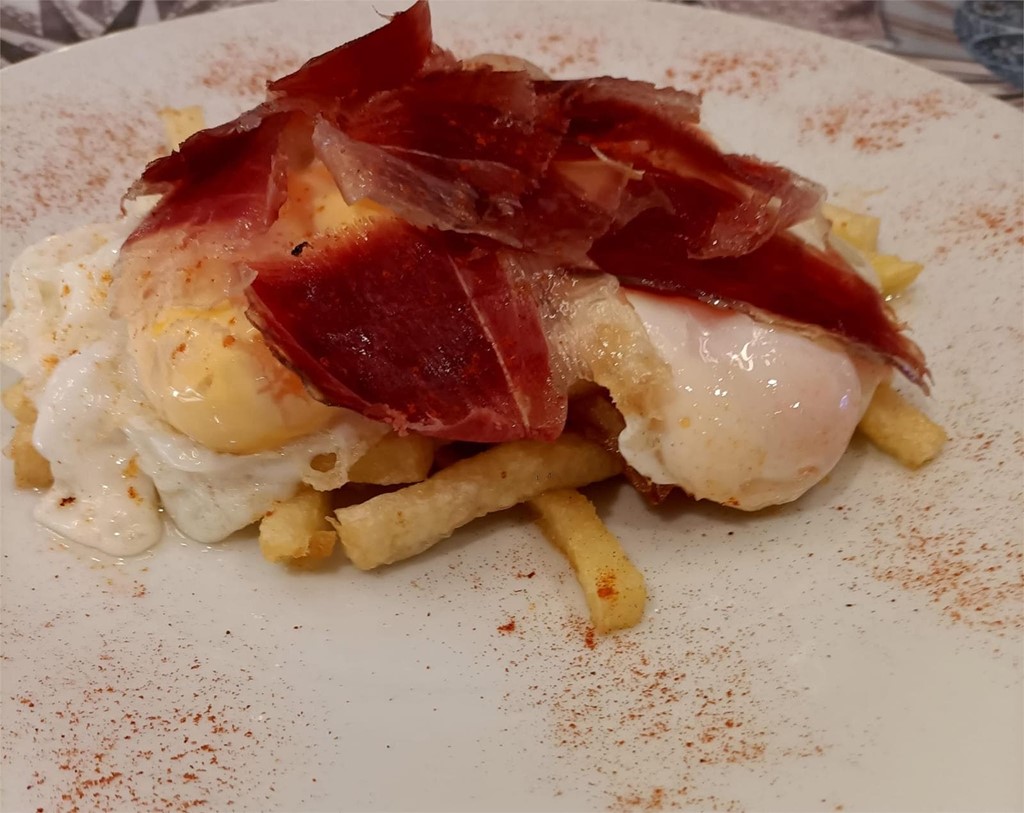 HUEVOS ROTOS CON JAMÓN IBÉRICO  - Imagen 1