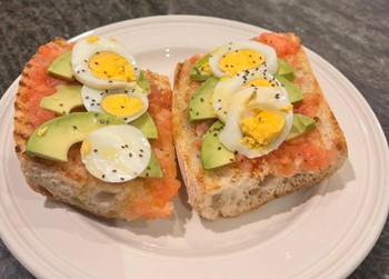 TOSTA AGUACATE, TOMATE Y HUEVO  - Imagen 1