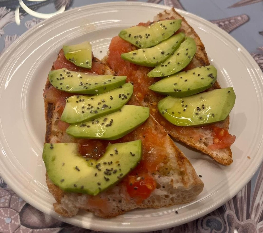TOSTA TOMATE Y AGUACATE  - Imagen 1