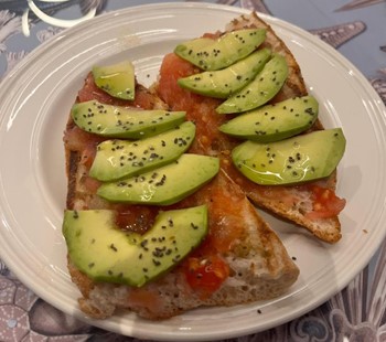 TOSTA TOMATE Y AGUACATE  - Imagen 1